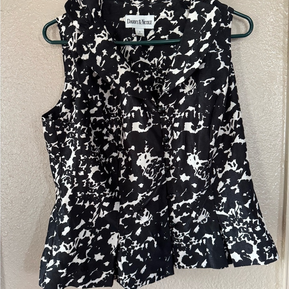 Danny & Nicole Black and White Sleeveless Blouse with Notched Collar Women’s 8